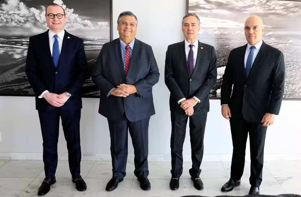 Flávio Dino visita STF e após reunião com Barroso, define data de posse