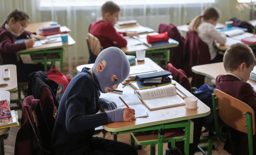 Menino ucraniano retorna para escola após ter corpo queimado em guerra contra Rússia