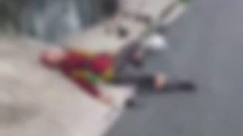 VÍDEO: Homem é filmado por moradores jogado ao chão após levar descarga elétrica no AM