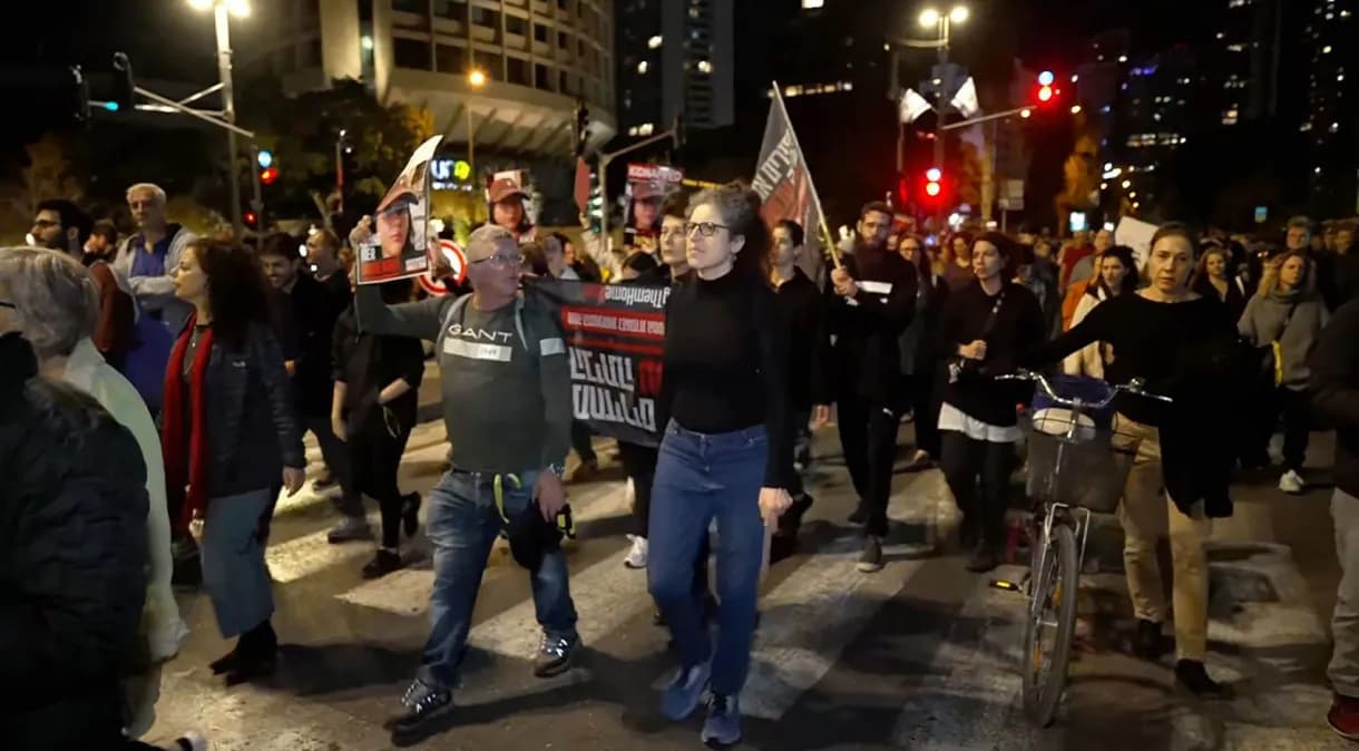 Dezenas de pessoas começam a se manifestar em Tel Aviv