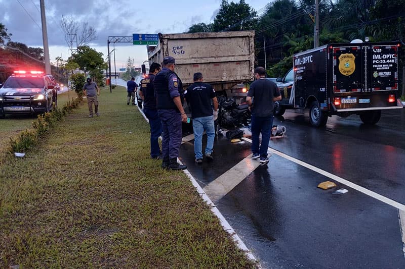 Jovem morre após colidir moto com caminhão-caçamba no Tarumã, em Manaus