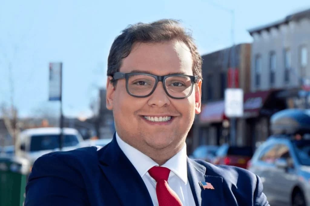 Filho de brasileiros, George Santos é cassado no Congresso dos EUA