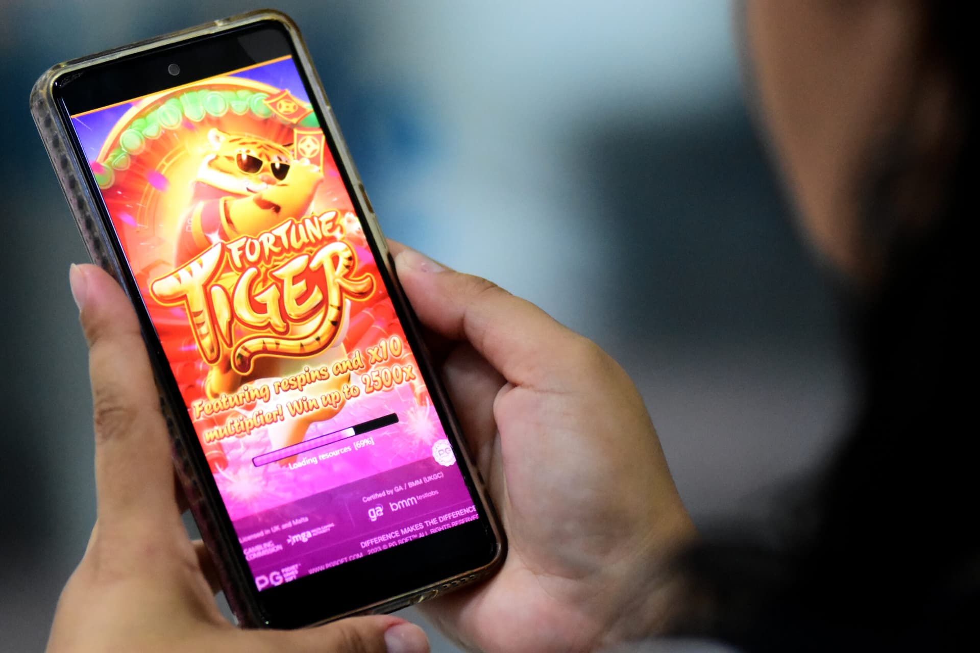 Operação em Alagoas prende casal de influenciadores que divulgavam Jogo do Tigrinho