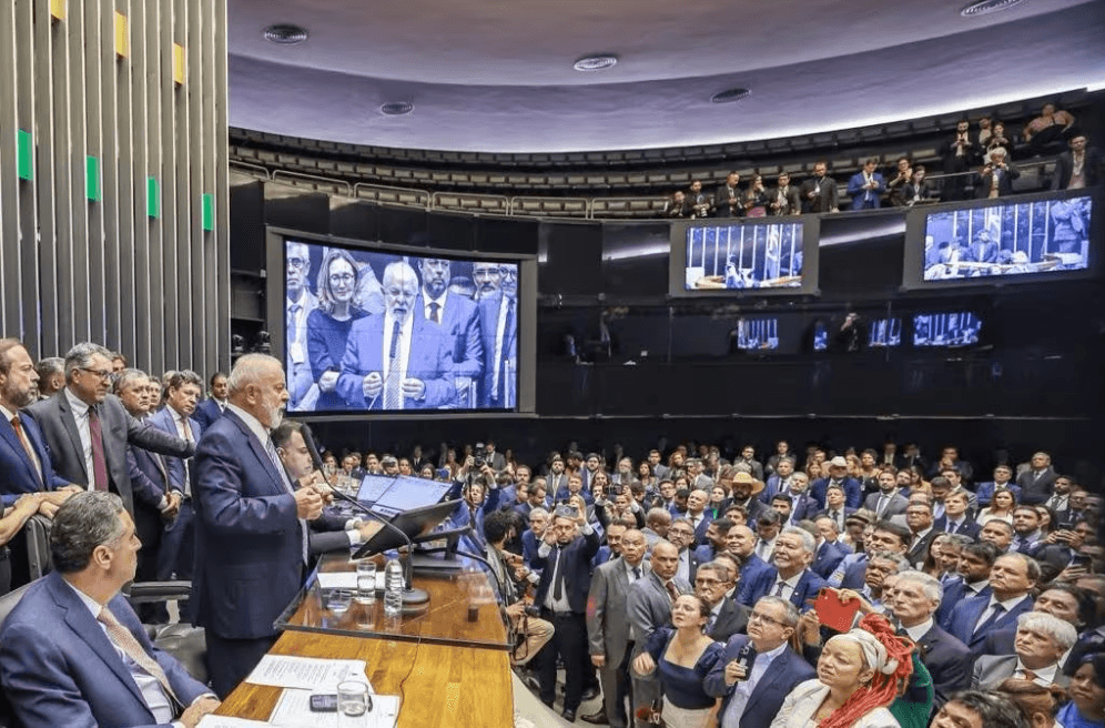 VÍDEOS: Presença de Lula na promulgação da reforma tributária gera reação de parlamentares