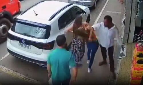 VÍDEO: Pedinte dá soco no rosto de mulher que se negou a dar dinheiro, em SP