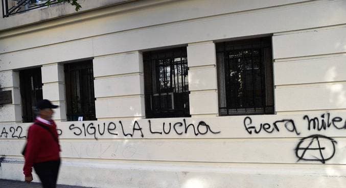 Manifestantes picham Embaixada da Argentina no Chile
