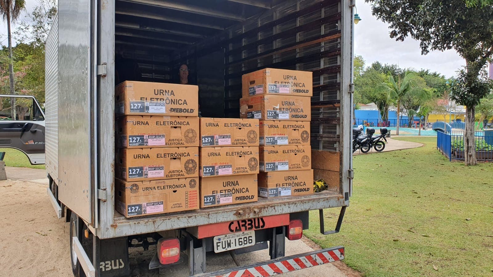 Caminhão com 412 urnas do TRE-AM pega fogo a caminho de Manaus