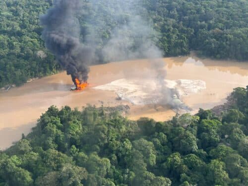 PF destrói balsas do garimpo ilegal na Amazônia em ação na fronteira com a Colômbia