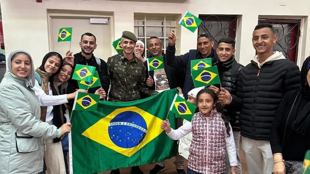 Após Israel vetar 24 pessoas, grupo de brasileiros repatriados chega ao Brasil