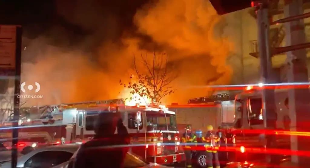 VÍDEO: Incêndio de grande proporção no Bronx, em NY, atinge comércio e deixa uma pessoa ferida