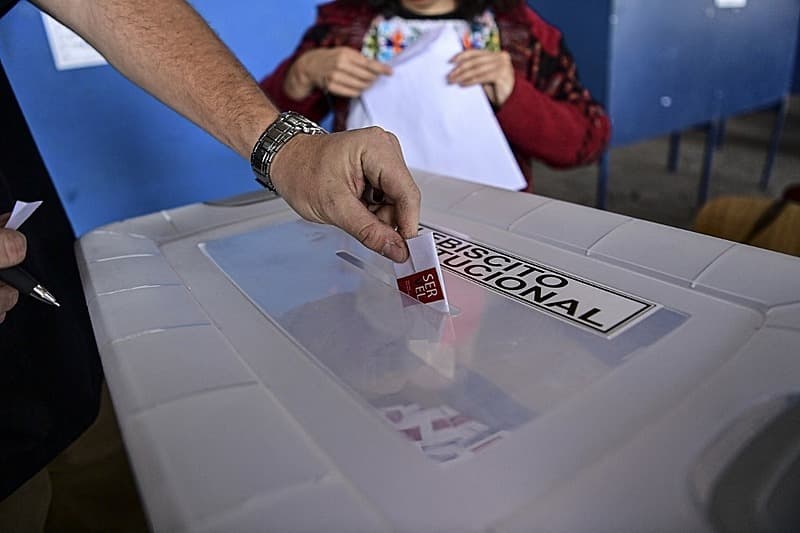 Chilenos rejeitam proposta de nova Constituição novamente