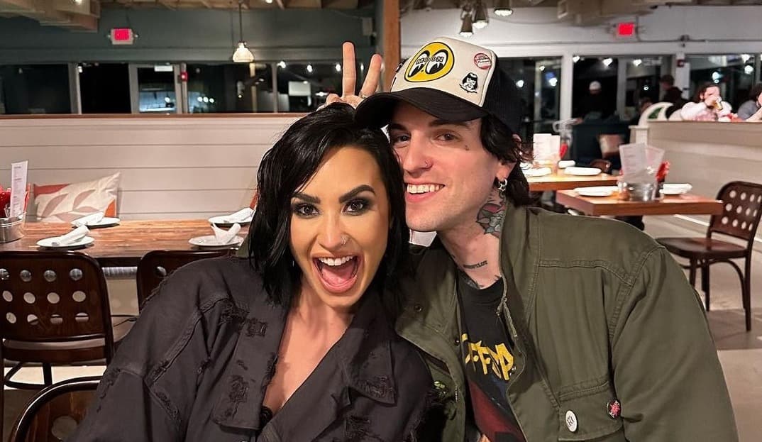 Demi Lovato anuncia noivado com o músico Jordan Lutes