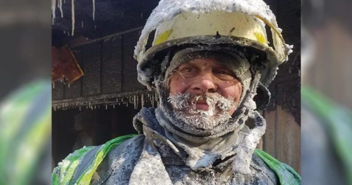 VÍDEO: Bombeiros do Cazaquistão aparecem “quebrando” uniformes congelados