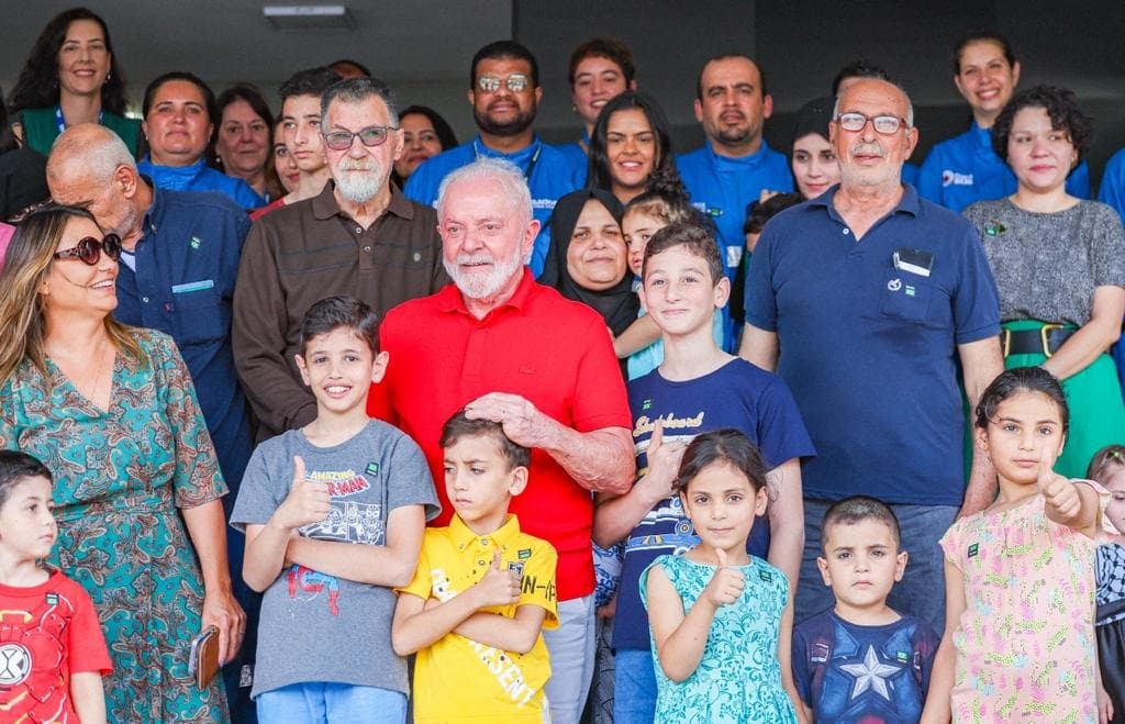 Lula almoça com repatriados e afirma continuar negociação para liberar mais brasileiros