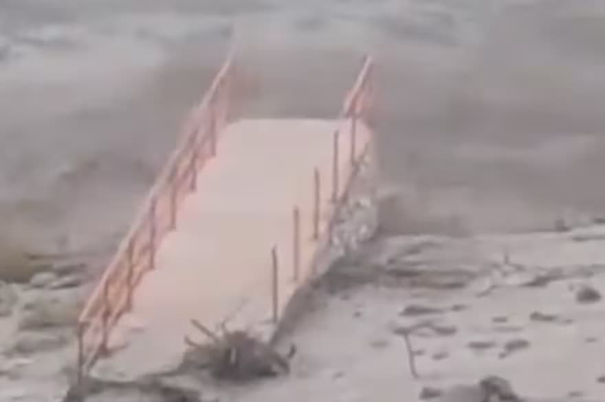 VÍDEOS: Forte tempestade na Argentina provoca avalanche, que derruba ponte