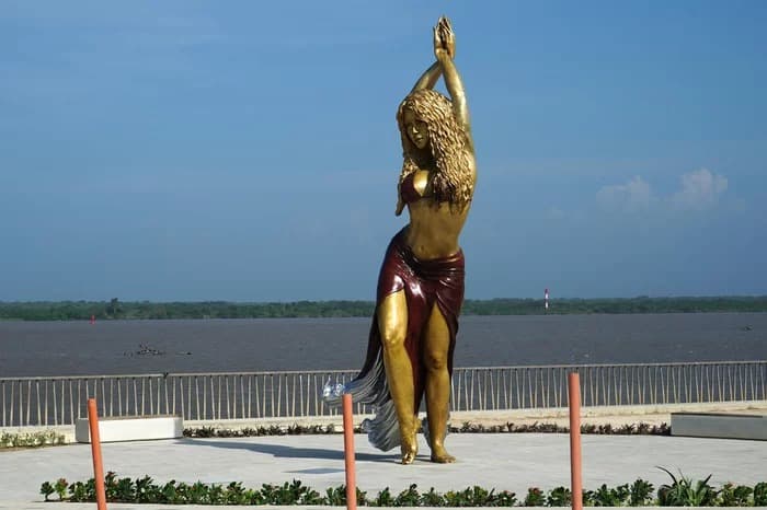 Shakira ganha estátua dançante de 6,5 metros em sua terra natal