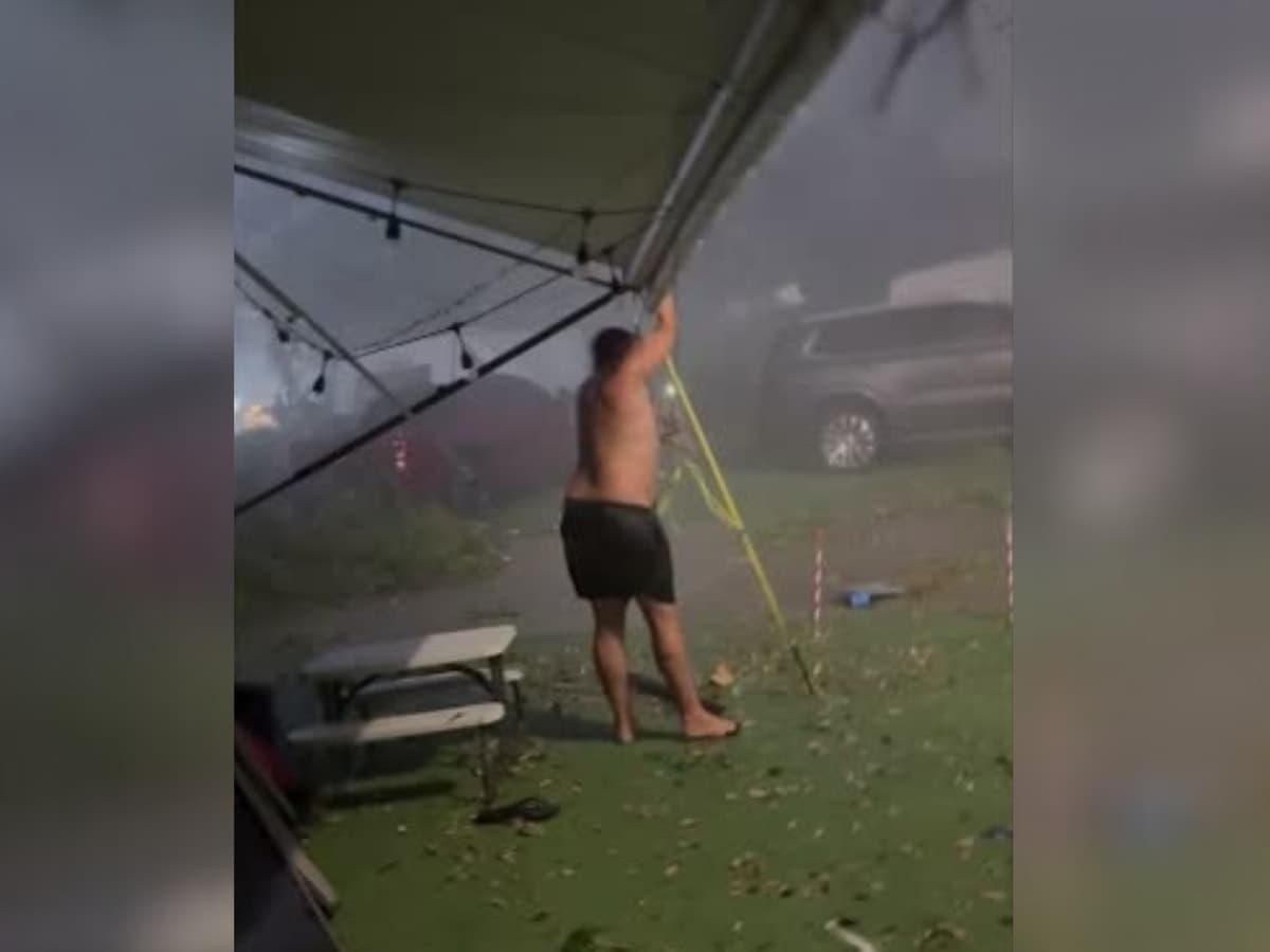 VÍDEO: Durante tempestade ‘violenta’ na Austrália, homem tenta segurar toldo