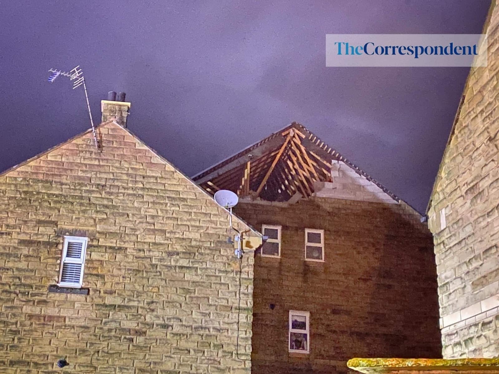 VÍDEO: Tornado destrói casas e desabriga centenas de moradores em Manchester, na Inglaterra