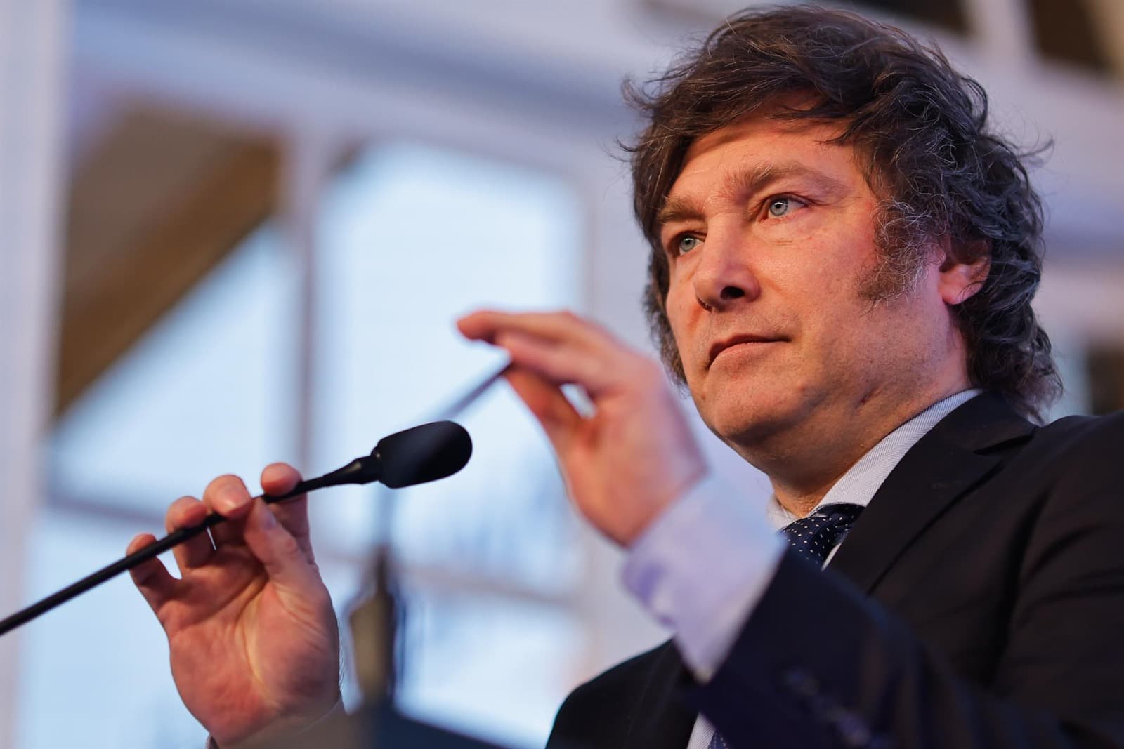 Milei envia carta comunicando que Argentina deixará de participar do Brics