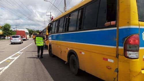 Motoristas do transporte alternativo ‘Amarelinho’ mantêm greve pelo segundo dia, em Manaus