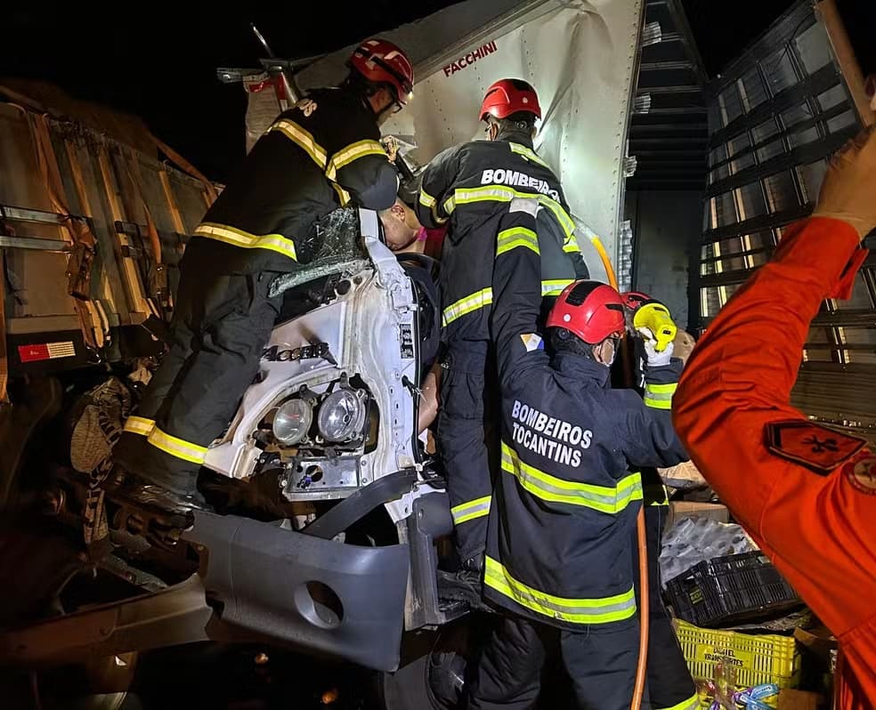 Colisão entre carretas na BR-153 deixa um morto e dois feridos, no Tocantins