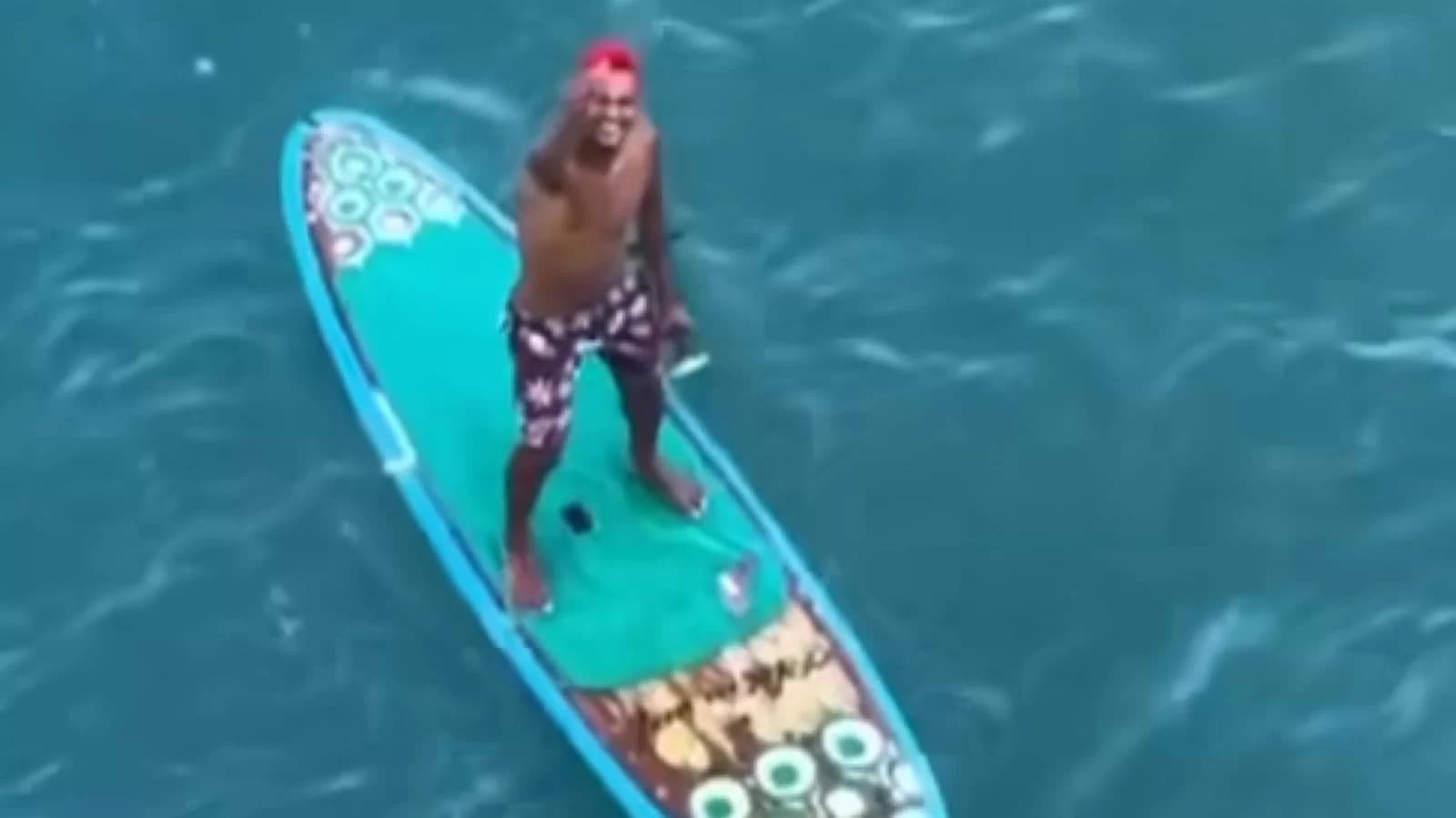 Homem rema até cruzeiro de Neymar usando prancha de stand up