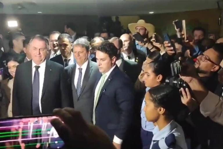 Bolsonaro é tietado em evento na Câmara ao lado de Tarcísio
