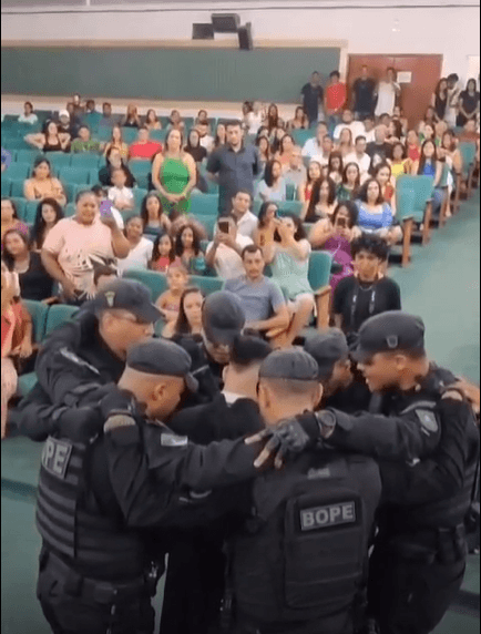 VÍDEO: Estudante que perdeu o pai PM é homenageado por policiais do Bope em formatura, no TO