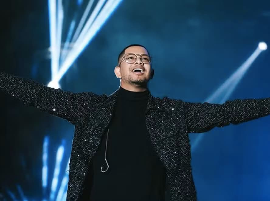 VÍDEO: Cantor gospel sofre infarto fulminante e morre durante show, na Bahia