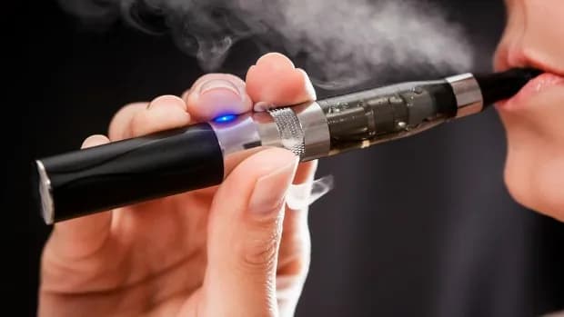 Reino Unido sugere uso de vapes para substituir cigarro
