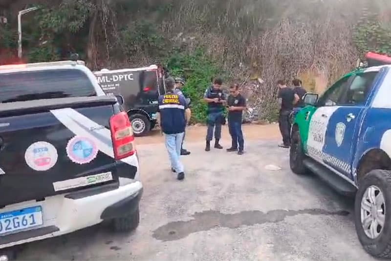 Homem é encontrado morto com marcas de tiros e esganadura em rua de Manaus