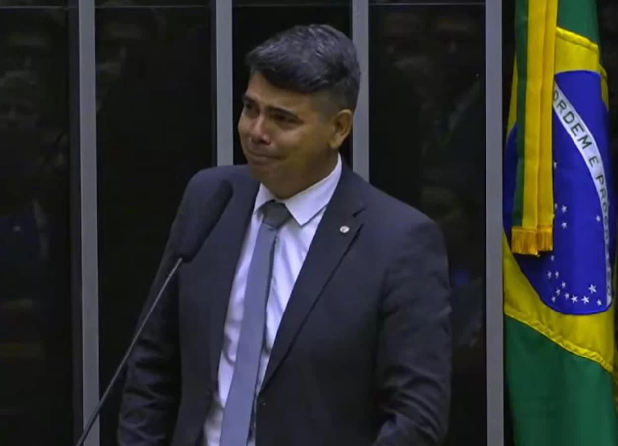 VÍDEO: Deputado chora ao comentar tapa de colega petista durante promulgação da reforma
