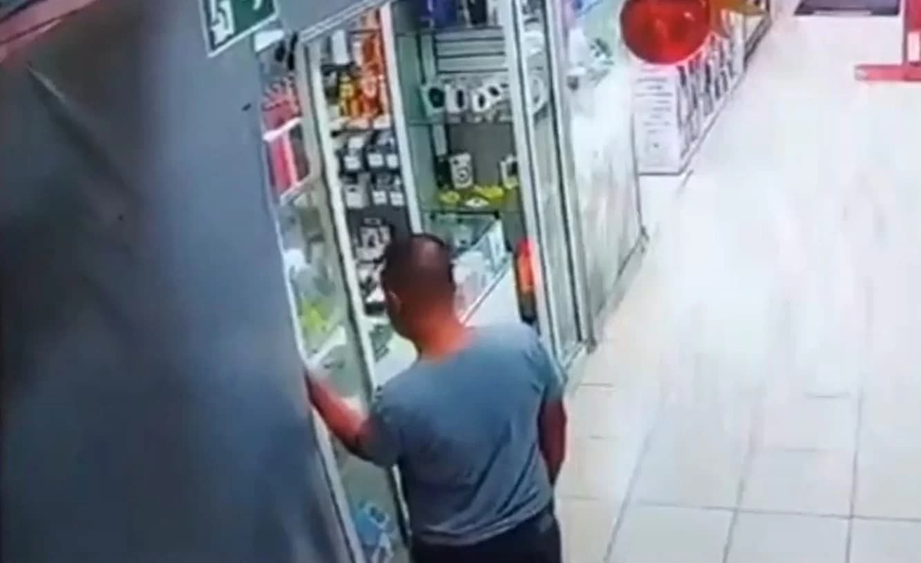 VÍDEO: Em SP, homem furta celular de vitrine de loja em menos de 10 segundos