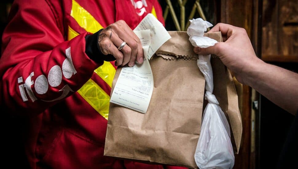 Agora é lei em Manaus: cliente deve receber delivery na portaria do condomínio