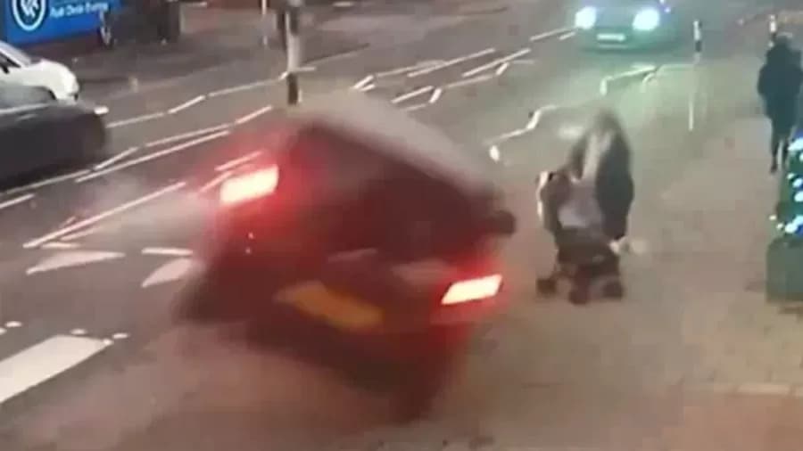 VÍDEO: Mãe e bebê são atingidos por carro na Inglaterra e um milagre acontece