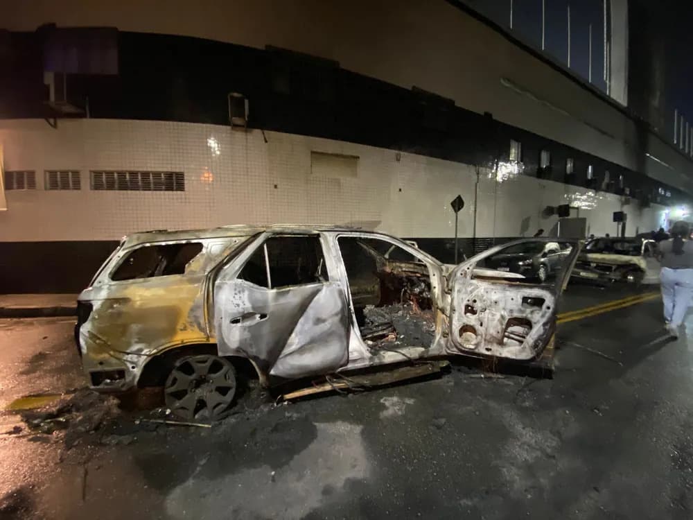 Vídeo: Carro de atacante do Santos é incendiado; torcedores promovem vandalismo após rebaixamento