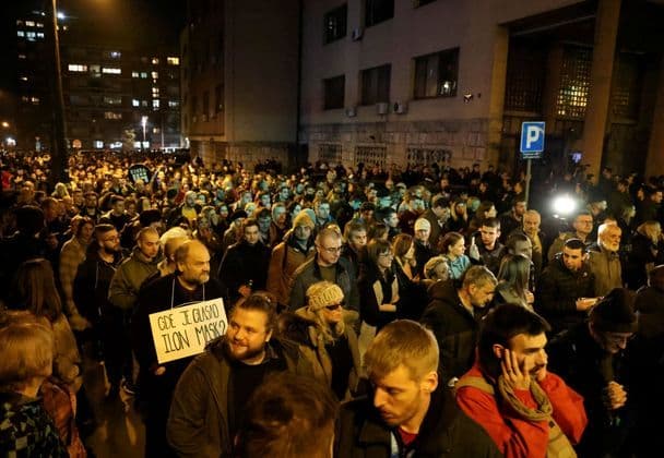 Manifestantes são presos após protesto contra o resultado das eleições na Sérvia