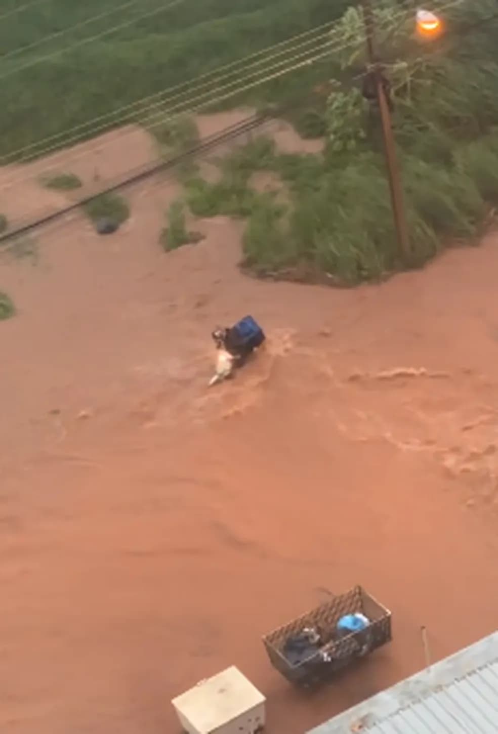 VÍDEOS: Tempestade deixa estragos e alaga ruas de Palmas