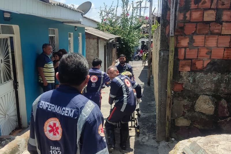 Em surto psicótico, mulher é detida por maus-tratos e cárcere privado contra filhos