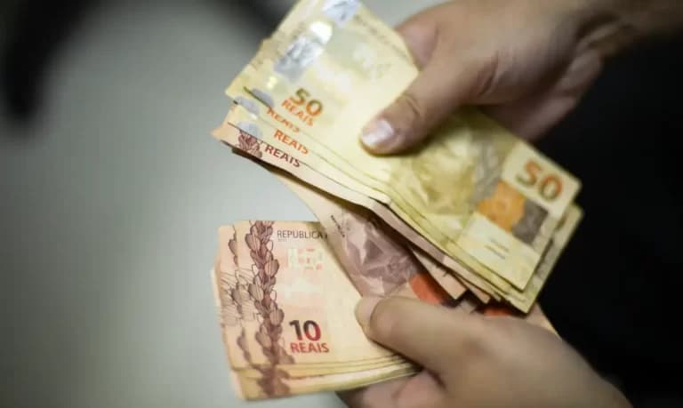 Lula assina decreto que eleva salário mínimo a R$ 1.518 a partir de quarta-feira (1º)