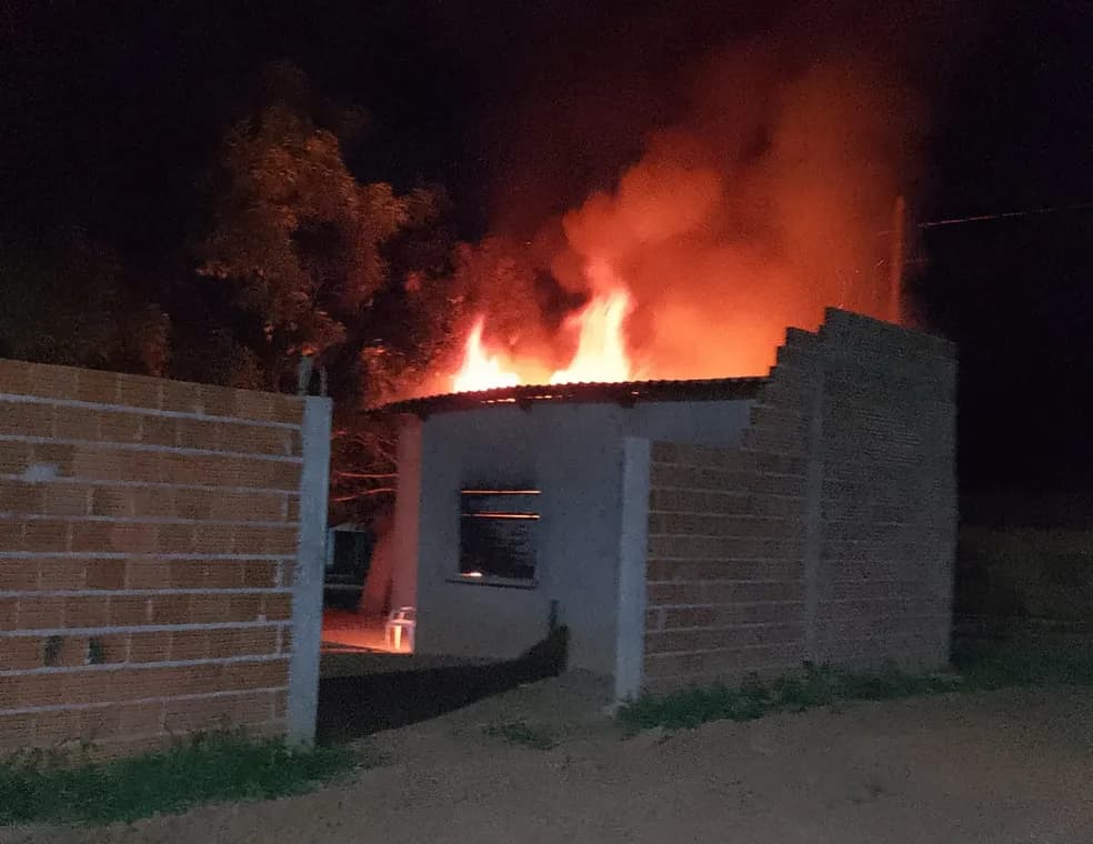 Homem é preso após incendiar casa de ex-esposa, no Tocantins