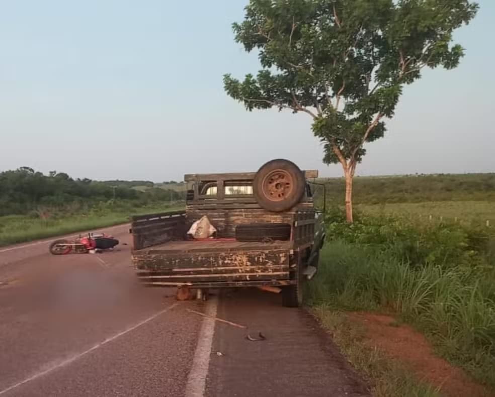 Mulher morre após bater com moto em caminhonete deixada em rodovia na TO-225