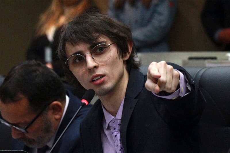 “Eu estou sendo coagido há mais de 15 dias”, denuncia Amom e revela o motivo