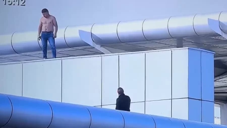 VÍDEO: Brasileiro barrado em Portugal sobe em telhado de aeroporto