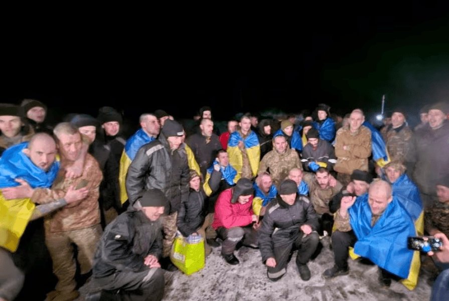 Rússia e Ucrânia fazem a maior troca de prisioneiros após negociação dos Emirados Árabes Unidos