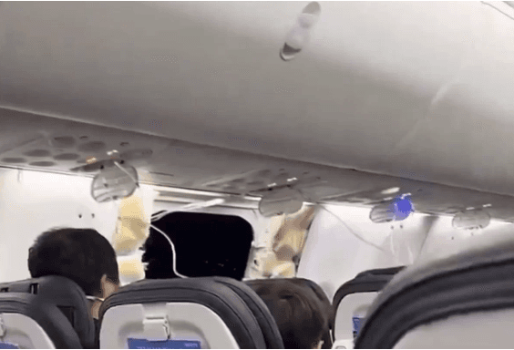 Após parte de avião cair em voo, modelo de Boeing é suspenso no Brasil