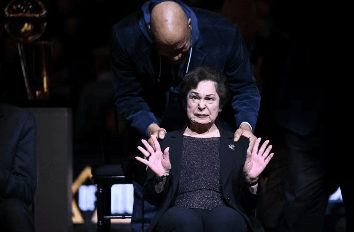 VÍDEO: Ex-diretor do Bulls é vaiado em homenagem e viúva chora