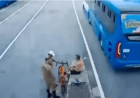 Ciclista com sinais de infarto é socorrido por policiais em rodovia de SC