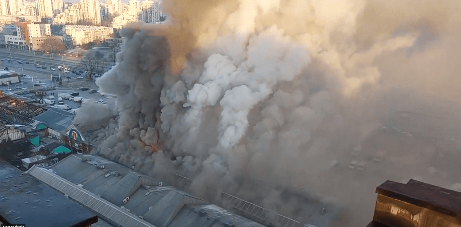 VÍDEO: Três helicópteros ajudam a combater incêndio de grandes proporções, em shopping da Sérvia