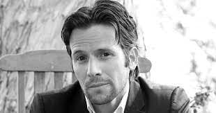 Ator Christian Oliver morre com suas duas filhas em acidente de avião no Caribe